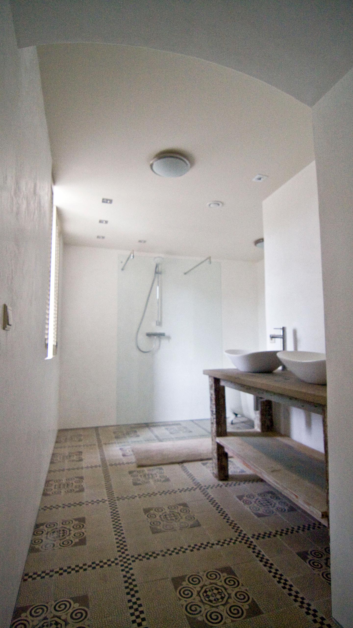 Waterdicht Stucwerk - Luxueuze badkamer, Zuiver wit waterdicht stucwerk zonder toevoegingen