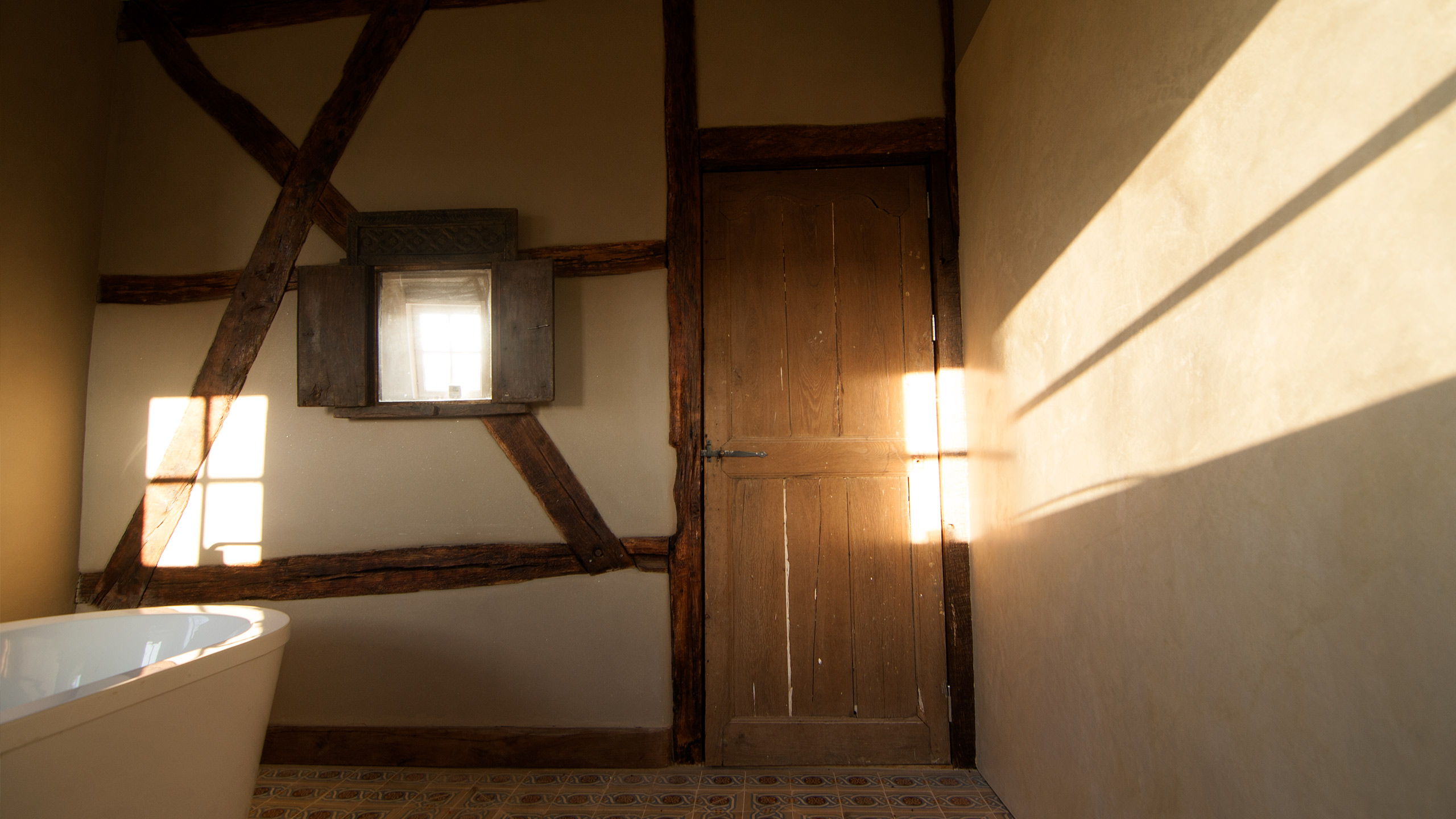 Waterproof Stucco - Luxury bathroom, Light, shades and timber frame