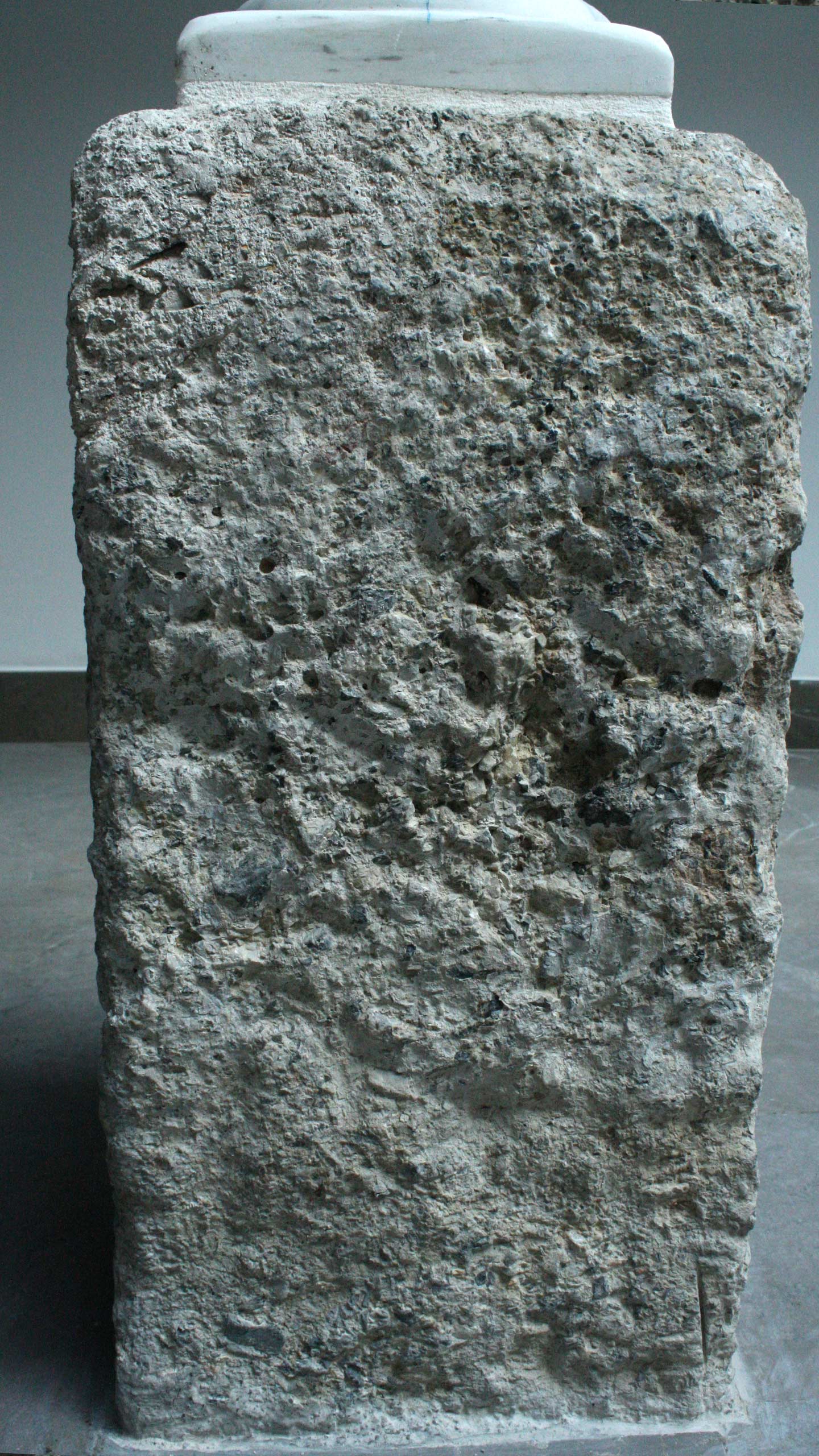 Commercieel - Archeologisch museum, Granieten kolomvoet