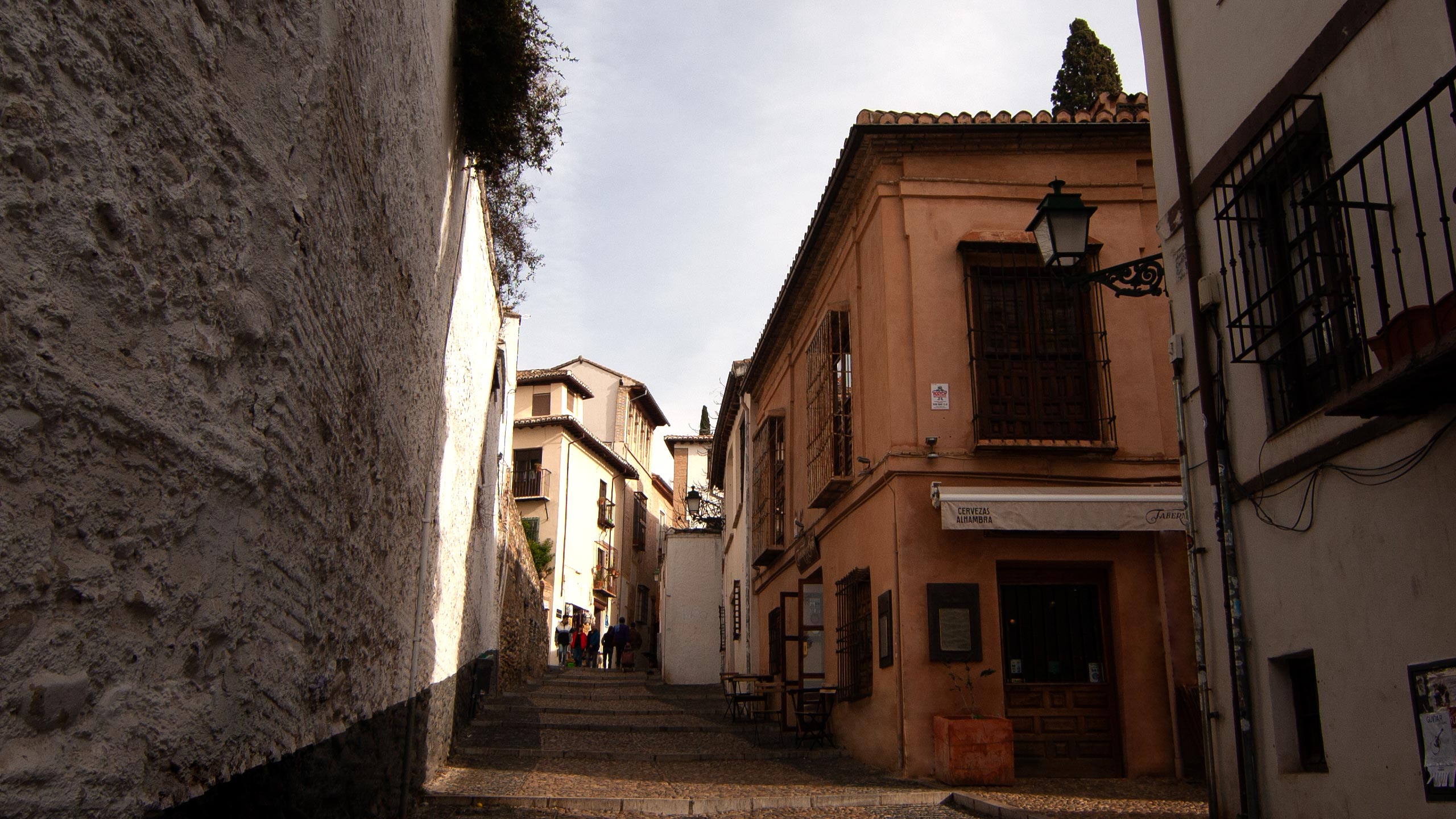 Particulier - Conde de Cabra Palace, Alhambra gekleurde schuurwerk gevel